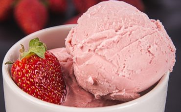 Συνταγή για παγωτό φράουλα με 3 υλικά!