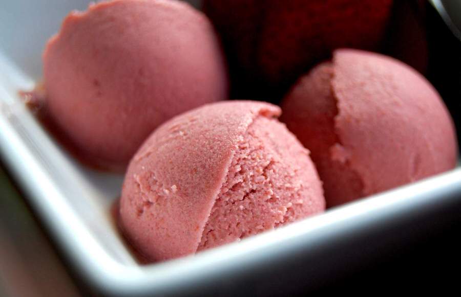 Το travelgirl.gr σου μαθαίνει να φτιάχνεις το πιο εύκολο παγωτό παρφέ φράουλα