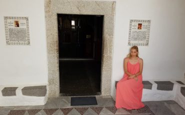 Η Μαρκέλλα Σαράιχα στο Σπήλαιο της Αποκάλυψης στην Πάτμο