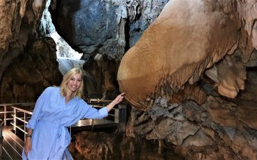 Η Μαρκέλλα Σαράιχα σε ξεναγεί στο Σπήλαιο Λιμνών στα Καλάβρυτα