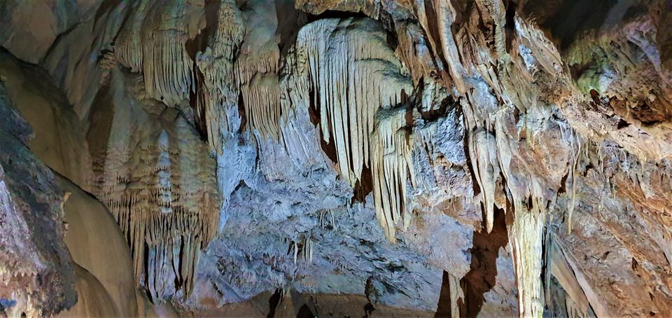 Η Μαρκέλλα Σαράιχα σε ξεναγεί στο Σπήλαιο Λιμνών στα Καλάβρυτα