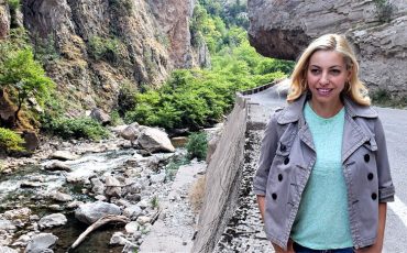 Η Μαρκέλλα Σαράιχα σε ταξιδεύει στα Πατήματα της Παναγίας στο Καρπενήσι
