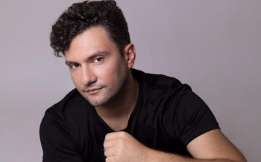 Ο Σταύρος Σαλαμπασόπουλος για δύο μοναδικές εμφανίσεις τον Μάρτιο στη σκηνή του Faust