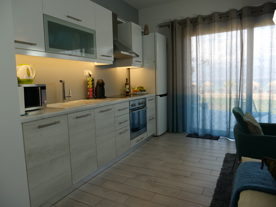 Η Μαρκέλλα Σαράιχα σου παρουσιάζει το Seacret Apartments στην παραλία Άκολη 