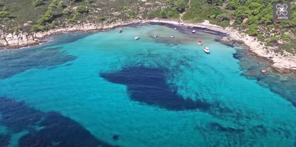 Λευκή ή Χαβάη: Πού βρίσκεται αυτή η εξωπραγματική παραλία; (video)