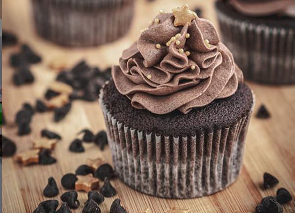Συνταγή για σοκολατένια cupcakes με 3 υλικά!