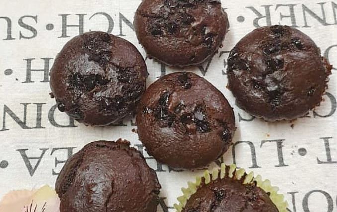 Συνταγή για σοκολατένια cupcakes με 3 υλικά!