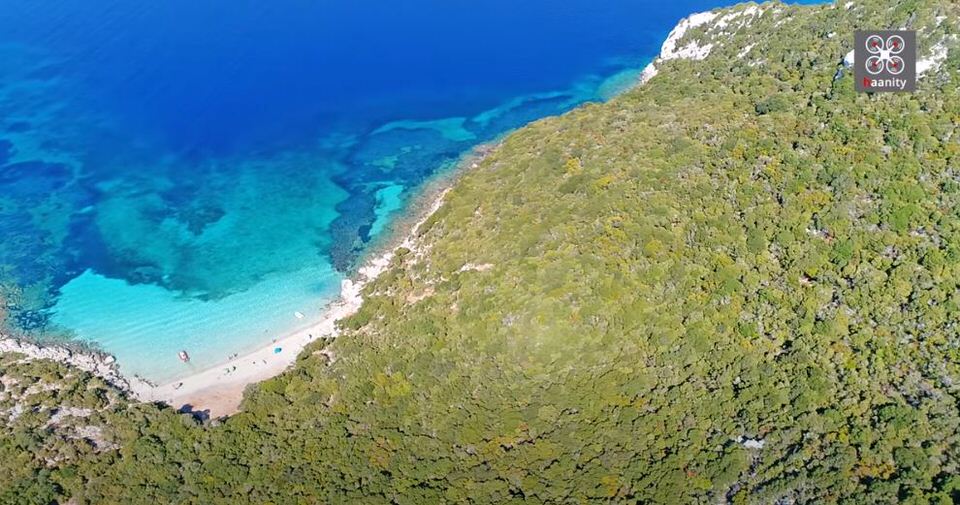 Σαπιέντζα: Ταξίδι στο άγνωστο νησί με τη μία παραλία και νερά που θυμίζουν Καραϊβική (video)