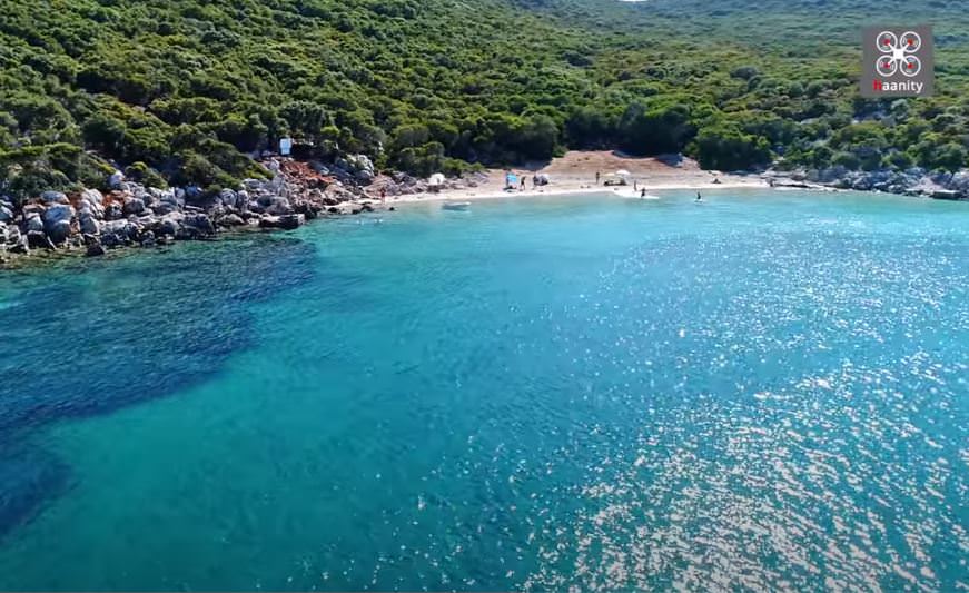 Σαπιέντζα: Ταξίδι στο άγνωστο νησί με τη μία παραλία και νερά που θυμίζουν Καραϊβική (video)