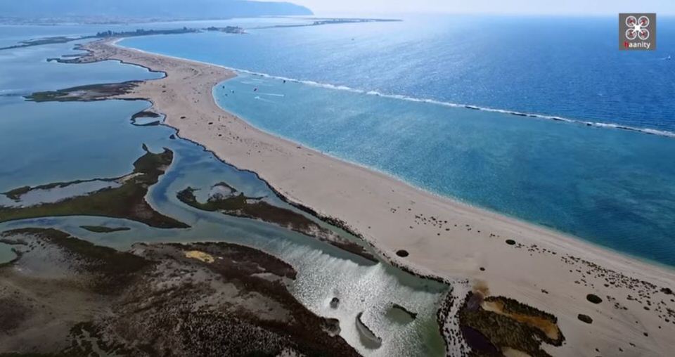 Το νησάκι του Σικελιανού: Ταξίδι στο επίπεδο παραδεισένιο ελληνικό νησί που είναι όλο παραλία (video)