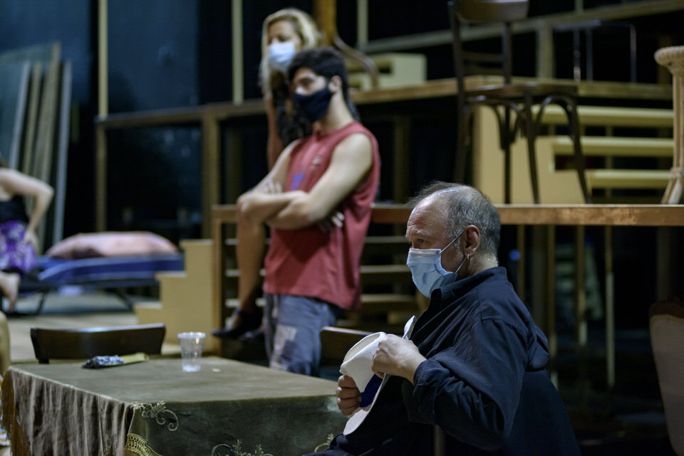 Το Τρίτο Στεφάνι σε σκηνοθεσία Κωνσταντίνου Μαρκουλάκη στο θέατρο Παλλάς (teaser-φωτό από πρόβες)