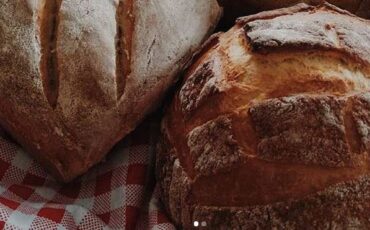 Συνταγή για σπιτικό ζυμωτό ψωμί από τα χέρια της γιαγιάς-Ελένης!