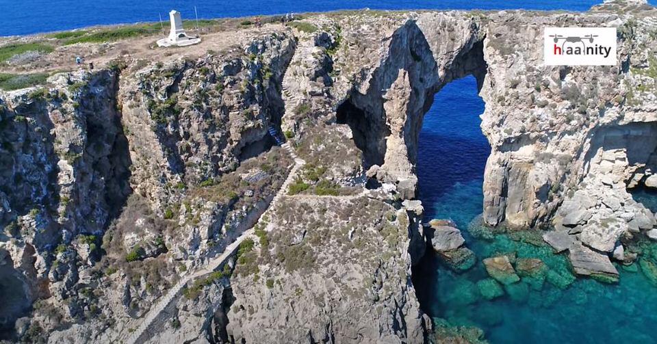 Τσιχλί Μπαμπά: Το "κατακόρυφο" ελληνικό νησί όπου είναι θαμμένοι Γάλλοι και ο ανιψιός του Ναπολέοντα (video)