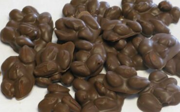 Η πρώτη συνταγή της χρονιάς με 2 υλικά: Βραχάκια σοκολάτας με αμύγδαλο!