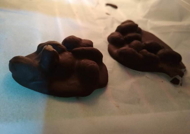 Η πρώτη συνταγή της χρονιάς με 2 υλικά: Βραχάκια σοκολάτας με αμύγδαλο!