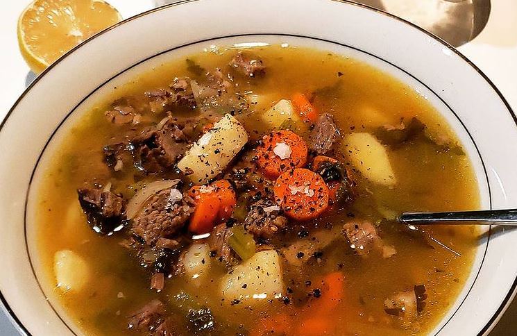 Συνταγή για την πιο διάσημη σούπα του χειμώνα με μοσχαράκι