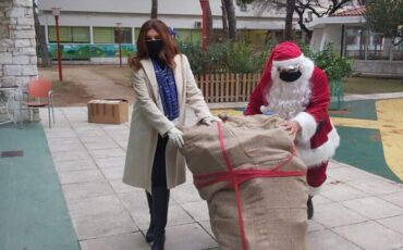 Η Μιμή Ντενίση και ο Άγιος Βασίλης της Νάξου προσφέρουν αγάπη στο Νηπιοτροφείο Καλλιθέας!