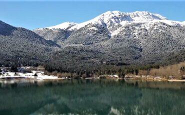 Χιονισμένα Τρίκαλα Κορινθίας και Λίμνη Δόξα: Το απόλυτο Αλπικό τοπίο της Κορινθίας από ψηλά (video)