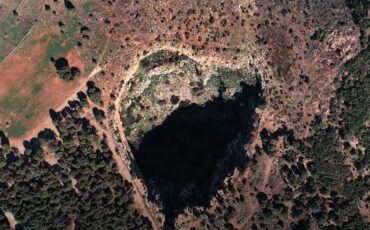 Χάος ανίκατε μάχαν: Ο γιγάντιος κρατήρας της Αττικής σε σχήμα καρδιάς (video)
