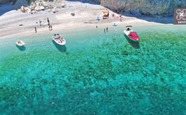 X-Beach: Η παραλία με το μυστηριώδες όνομα που μοιάζει να "απέδρασε" από το Ιόνιο κοντά στην Αθήνα