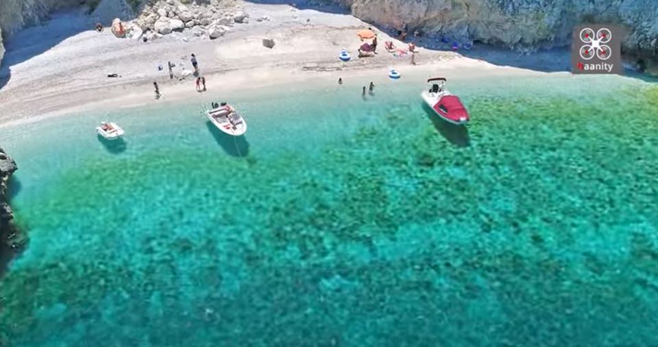 X-Beach: Η παραλία με το μυστηριώδες όνομα που μοιάζει να "απέδρασε" από το Ιόνιο κοντά στην Αθήνα