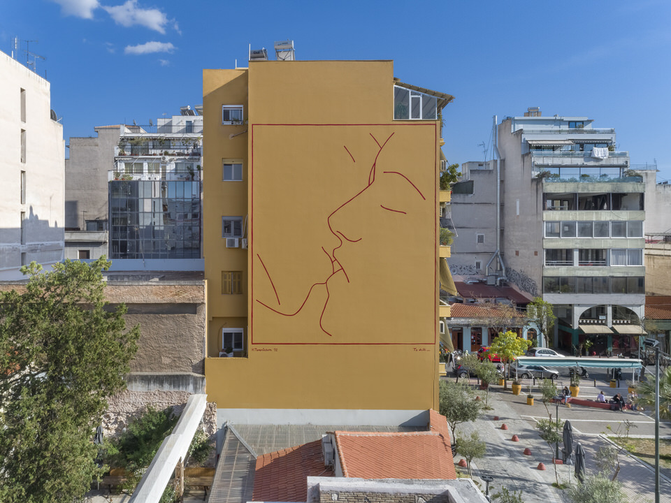Το Ίδρυμα Ωνάση παρουσιάζει την τοιχογραφία «Το φιλί» του Ηλία Παπαηλιάκη στην πλατεία Αυδή