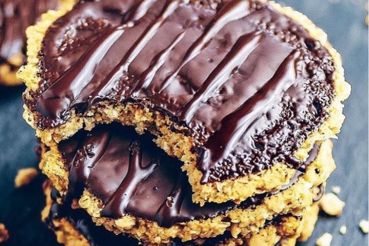 Συνταγή για μπισκότα βρώμης με επικάλυψη σοκολάτας 