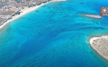 Η παραλία της Ελλάδας με νερά πισίνας που μοιάζει βγαλμένη από την Καραϊβική