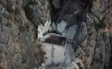 Η Παναγία των Βράχων στο Ναύπλιο: Το εκκλησάκι που "κρέμεται" στα βράχια (video)