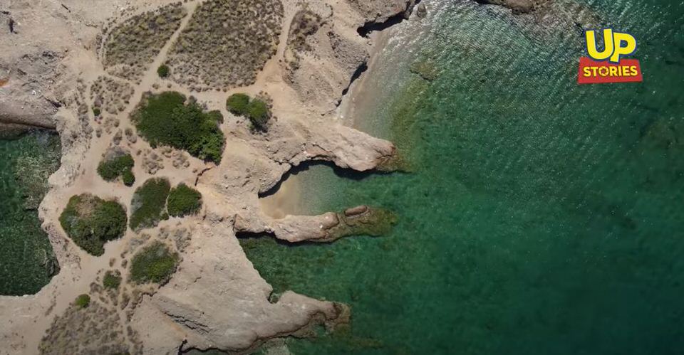 Ντούνη: Το νησάκι της Αττικής με τις αλλεπάλληλες δαντελένιες ακρογιαλιές που πας με τα πόδια
