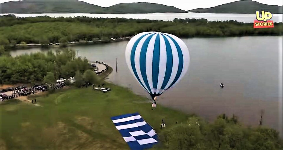 Λίμνη Πλαστήρα: Η συγκλονιστική έπαρση της μεγαλύτερης Ελληνικής σημαίας στον κόσμο με αερόστατο!