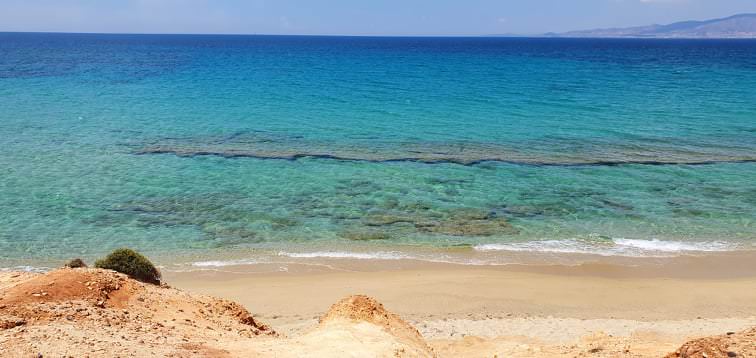 Καστράκι Νάξου: Η παραλία των 3 χιλιομέτρων με τους σπάνιους σκιερούς κέδρους
