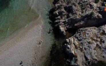 Αλμυρή Κορινθίας: Η άγνωστη παραλία με την φυσική δροσερή νεροτσουλήθρα που λατρεύουν τα παιδιά