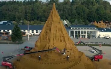 Δανία: Εδώ χτίστηκε το ψηλότερο κάστρο από άμμο κι έχει θέμα τον covid-19!