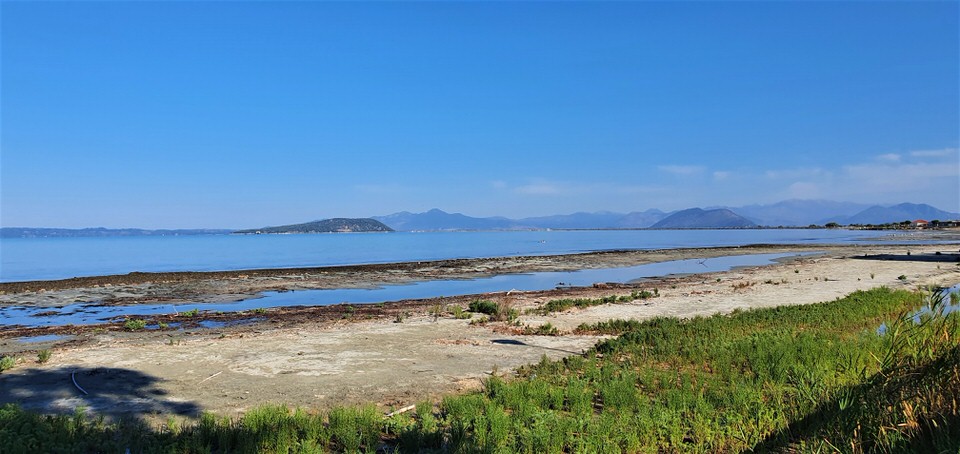 Κορωνησία: Οδοιπορικό στο γραφικό ψαροχώρι που είναι χτισμένο σε μία νησίδα γης