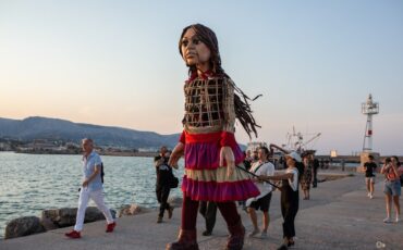 H Μικρή Αμάλ αποχαιρετά την Ελλάδα από το Δημοτικό Θέατρο Πειραιά!