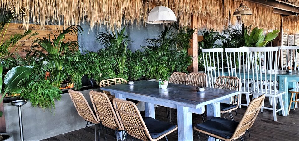 Amalfi Coast Rhodes: Το all day beach bar restaurant που ο ήλιος δύει ανάμεσα σε δύο Ηπείρους!