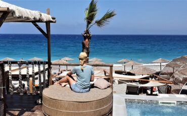 Amalfi Coast Rhodes: Το all day beach bar restaurant που ο ήλιος δύει ανάμεσα σε δύο Ηπείρους!
