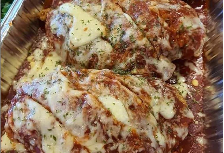 Συνταγή για γεμιστό κοτόπουλο με μοτσαρέλα και παρμεζάνα