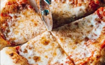 Συνταγή για σπιτική πίτσα μαργαρίτα