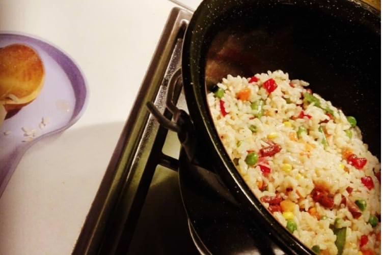 Συνταγή για φουρνιστό ρύζι με λουκάνικα
