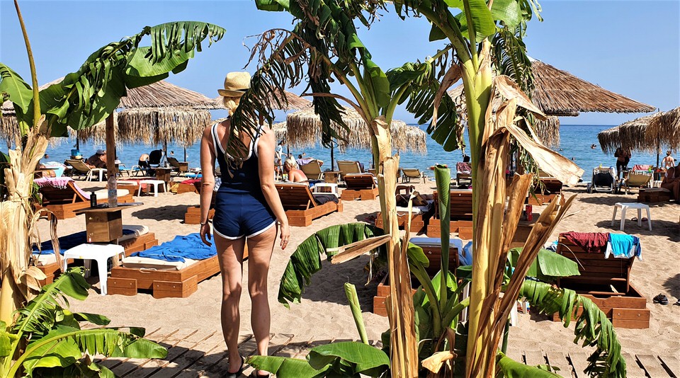 Παραλία Τσαμπίκα: Βουτιές στην "Σαχάρα" της Ρόδου και beach bars υψηλών προδιαγραφών