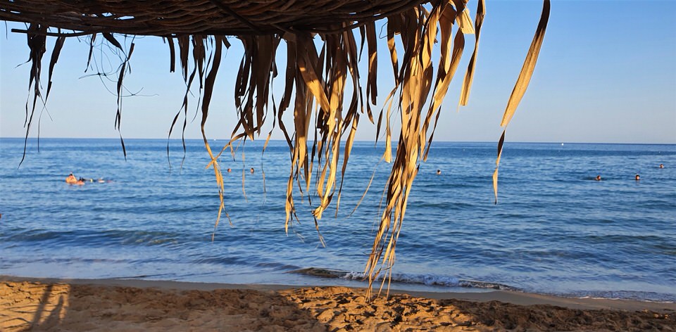Παραλία Τσαμπίκα: Βουτιές στην "Σαχάρα" της Ρόδου και beach bars υψηλών προδιαγραφών