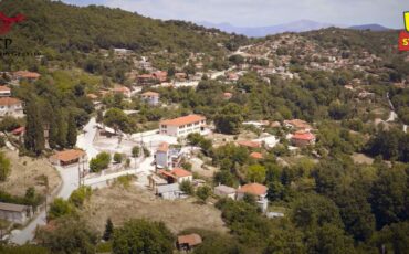 Ελληνικό Ιωαννίνων: Το άγνωστο χωριό της Ηπείρου με τα μυστηριώδη διάσπαρτα έργα τέχνης