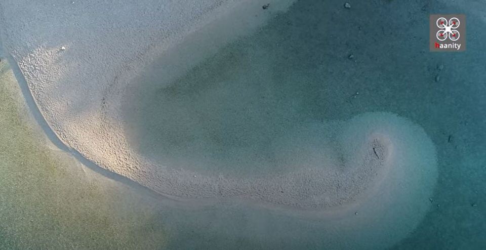 Σύβοτα- Διαπόρι: Η παραλία με το παράξενο σχήμα όπου μπορείς να επιλέξεις τη θερμοκρασία του νερού