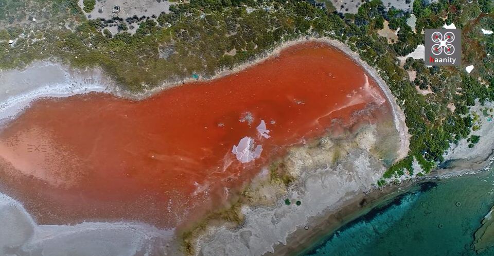 "Ξι-Χι-Ξι": Το επίπεδο νησί της Ελλάδας σε σχήμα σπαθιού με την κόκκινη λίμνη και τα μυστηριώδη αρχικά