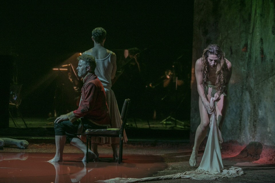 Το έργο «Σκιές στον Άδη» του Α. Μούζα, σε σκηνοθεσία Θ. Μοσχόπουλου, στην Εναλλακτική Σκηνή ΕΛΣ