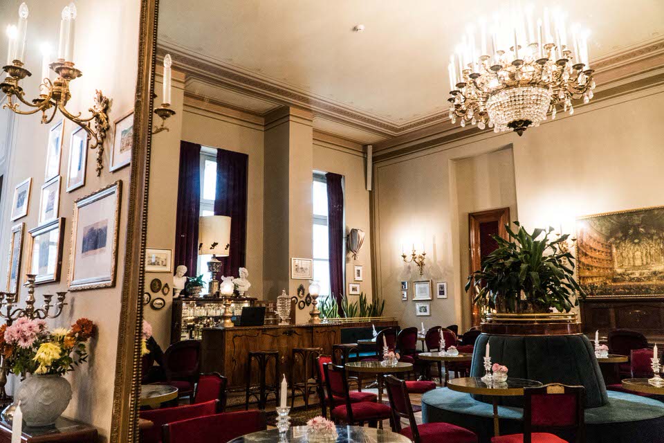 Foyer Café Bistrot: Μουσικοί αντικατοπτρισμοί με όπερα, τζαζ και σύγχρονη ελληνική μουσική