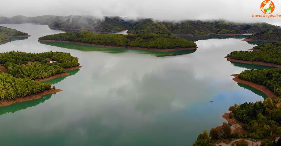 Η υπέροχη λίμνη Πλαστήρα πλαισιωμένη με φθινοπωρινά χρώματα