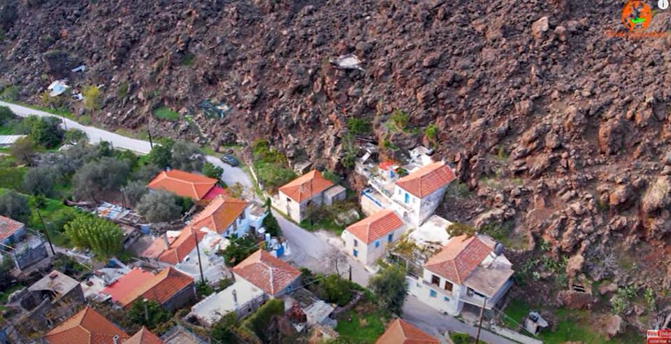 Καμμένη Χώρα: Το χωριό των Μεθάνων που είναι χτισμένο δίπλα στον κρατήρα του ηφαιστείου